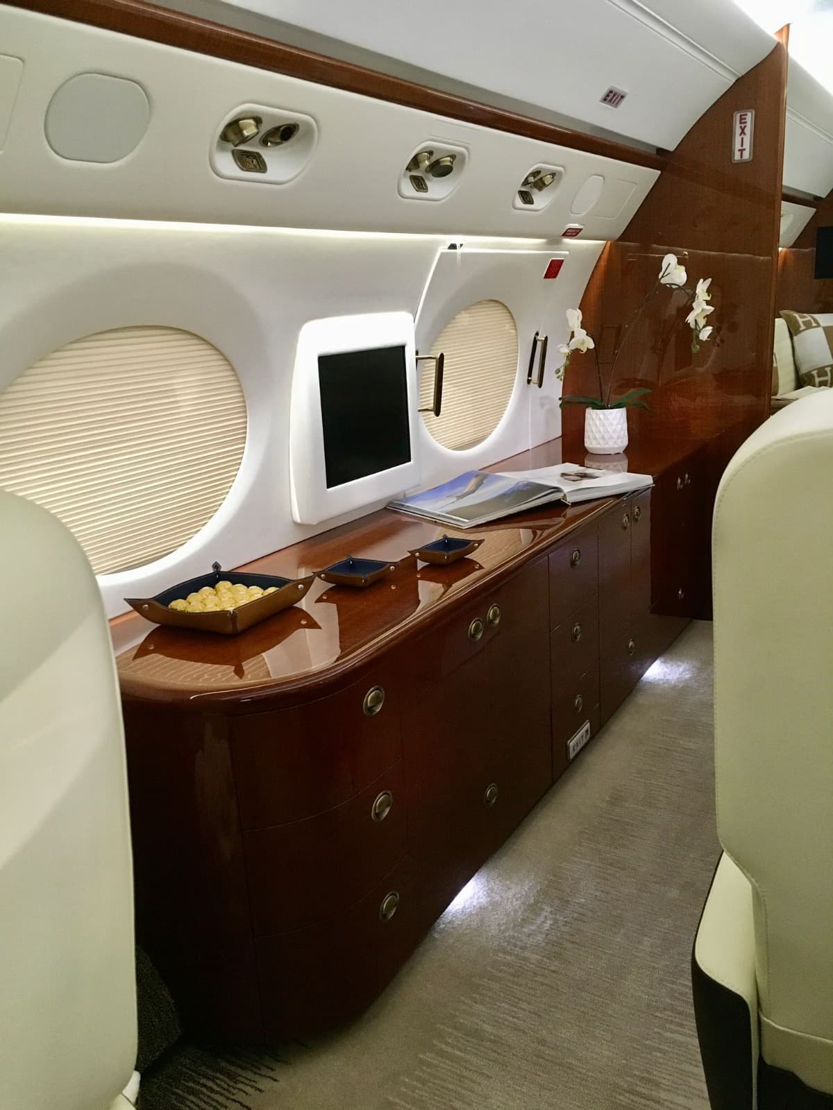 Cabine intérieure boisée de l'avion privé avec sièges en cuir